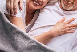 L’amore over 60 non va in pensione (ma in tv): la rivoluzione “silenziosa”