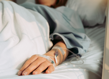 Cerebralmente morta ma incinta, per la legge anti-aborto deve portare a termine la gravidanza: polemica in Usa