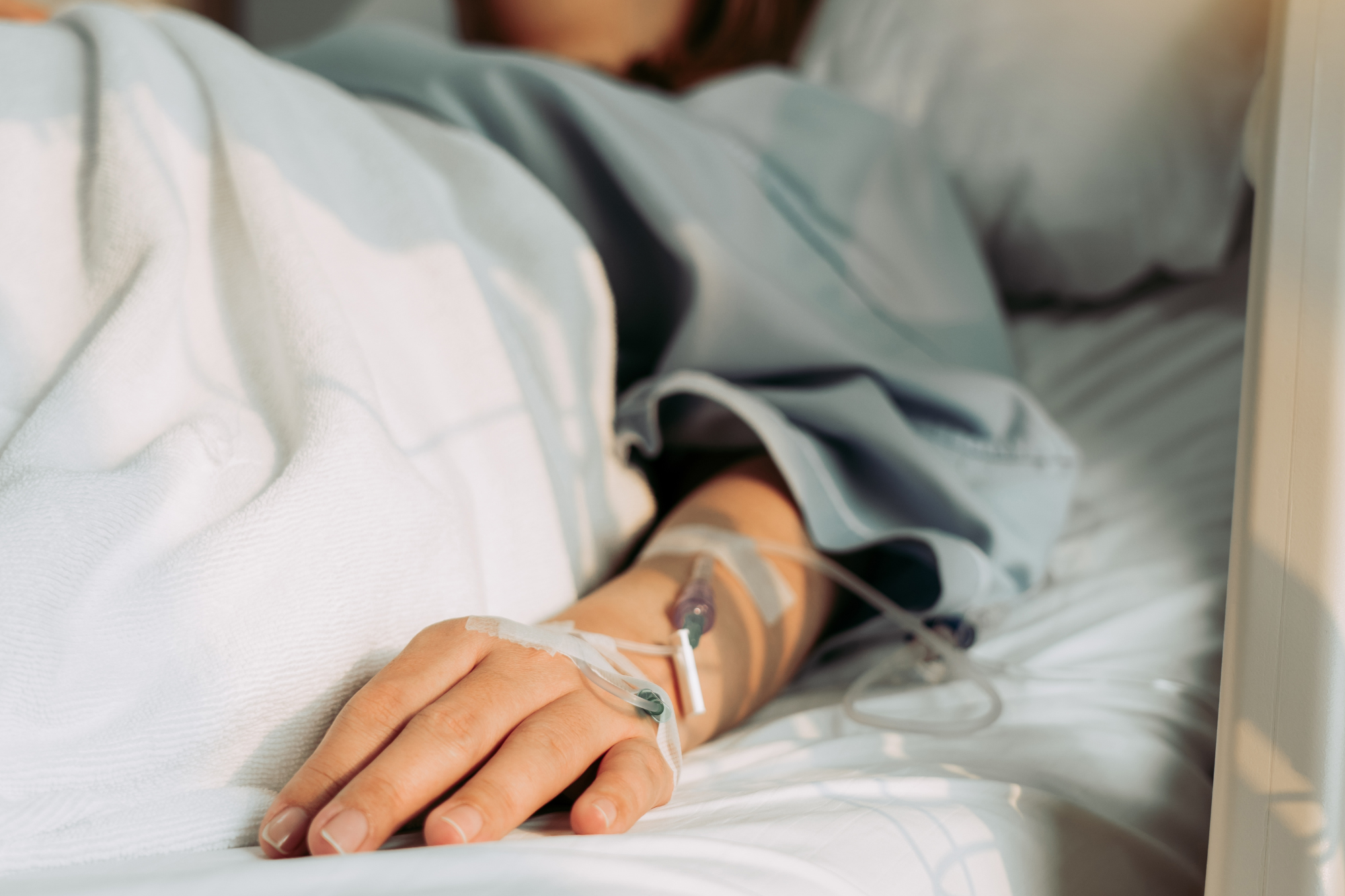 Cerebralmente morta ma incinta, per la legge anti-aborto deve portare a termine la gravidanza: polemica in Usa