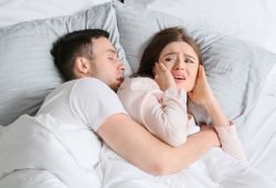 Dormire insieme, per gli uomini il sonno migliora. Per le donne? Spoiler: no