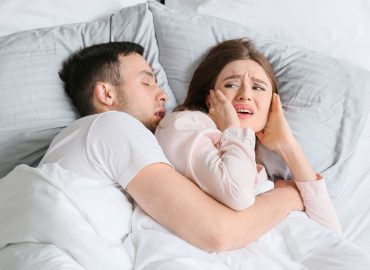 Dormire insieme, per gli uomini il sonno migliora. Per le donne? Spoiler: no