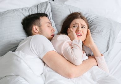 Dormire insieme, per gli uomini il sonno migliora. Per le donne? Spoiler: no