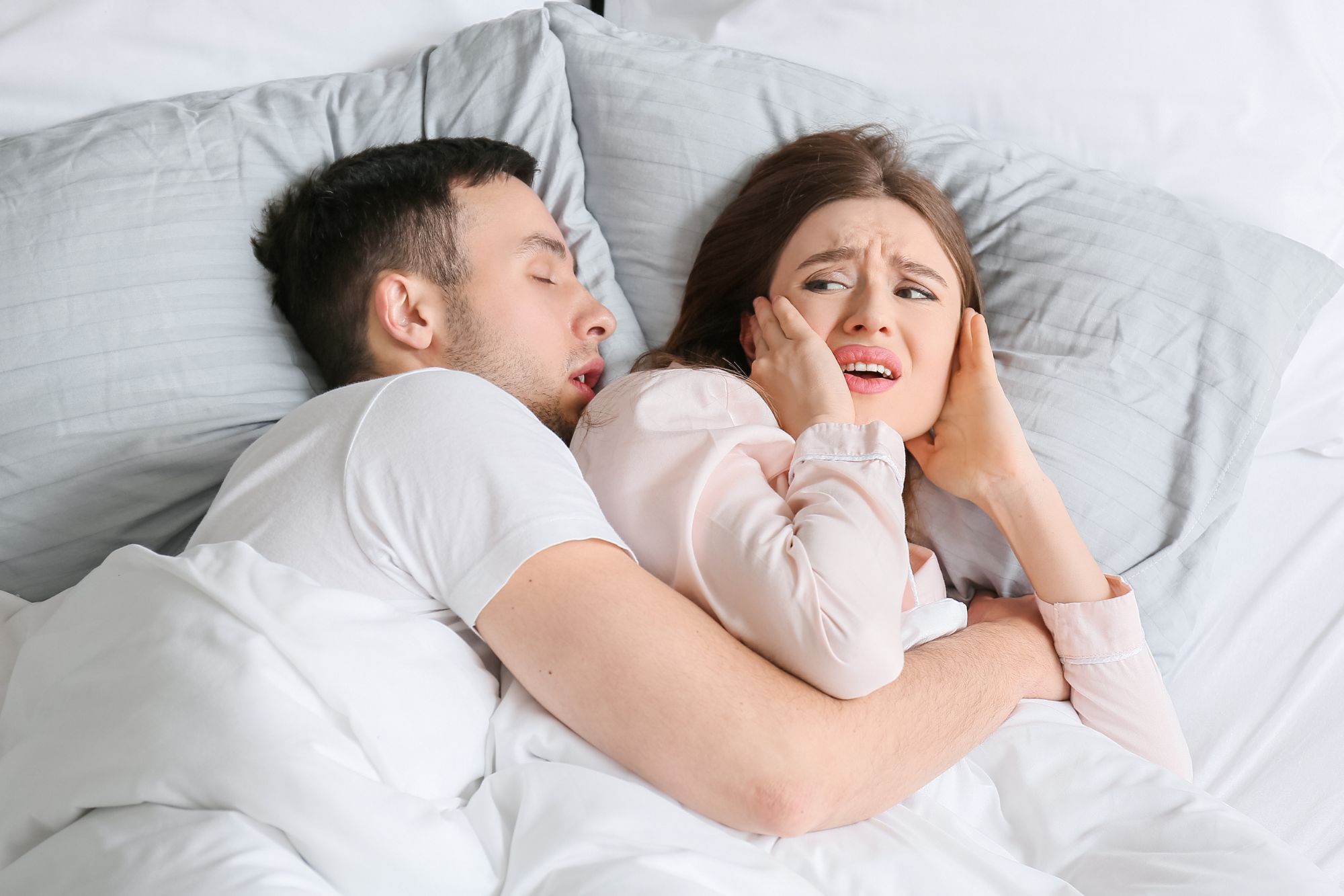 Dormire insieme, per gli uomini il sonno migliora. Per le donne? Spoiler: no