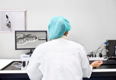 Nato con l’Ai, primo caso al mondo: ma è già polemica