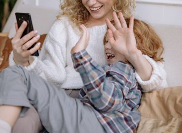 Genitorialità social, frasi tossiche contro educazione gentile? Il parere del pedagogista