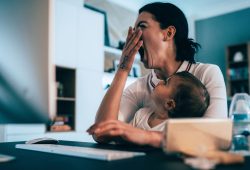 Mamme equilibriste, Save the Children: “Il 20% smette di lavorare dopo maternità”