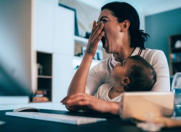 Mamme equilibriste, Save the Children: “Il 20% smette di lavorare dopo maternità”