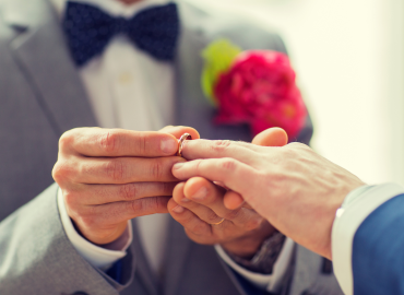 Matrimoni gay, gli Stati europei devono riconoscerli anche se contratti all’estero: la sentenza