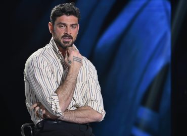 Michele Morrone, rischio coma etilico dopo la separazione: perché gli uomini soffrono più delle donne?