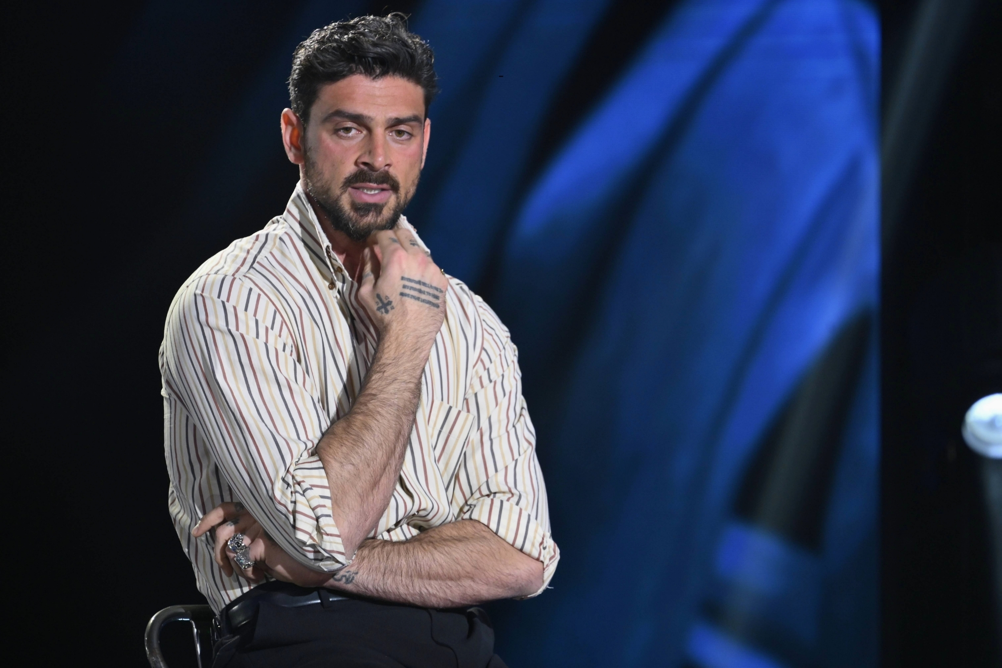 Michele Morrone, rischio coma etilico dopo la separazione: perché gli uomini soffrono più delle donne?