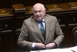 Braccialetto elettronico, perché Nordio consiglia alle donne di rifugiarsi in chiesa o in farmacia