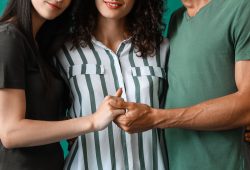 La monogamia non è l’unica strada per la felicità: cosa dice la scienza