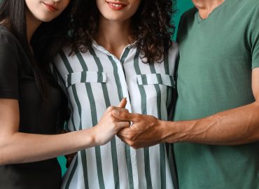 La monogamia non è l’unica strada per la felicità: cosa dice la scienza