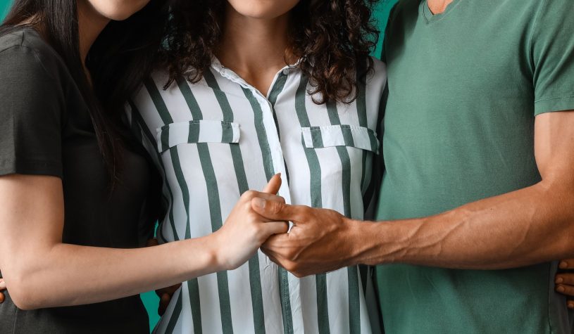 La monogamia non è l’unica strada per la felicità: cosa dice la scienza