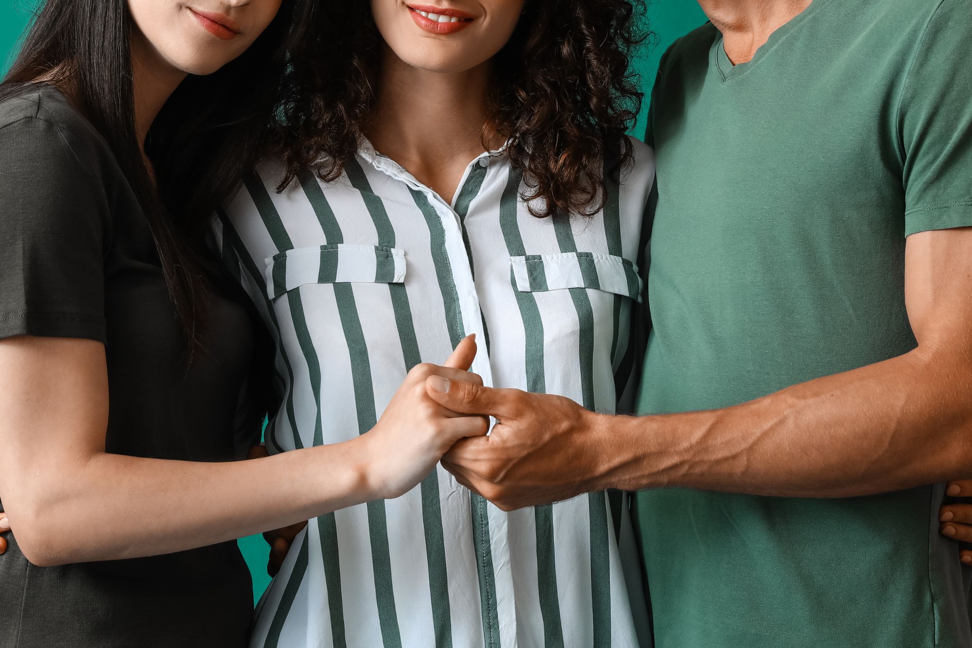 La monogamia non è l’unica strada per la felicità: cosa dice la scienza