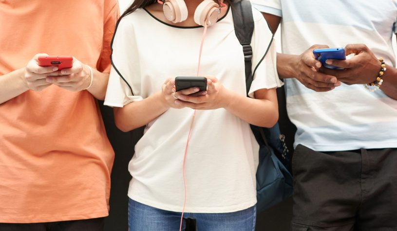 Minori online più protetti, dalla verifica dell’età alle nuove linee guida valide dal 14 luglio: cosa sapere