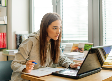 Intelligenza artificiale e studenti italiani: il 97% la usa, ma cresce la consapevolezza dei suoi pericoli