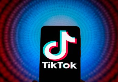 Rompe un uovo in testa alla figlia in un video TikTok, madre svedese condannata per molestie