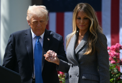 Carcere e multe per il Revenge Porn, stretta anche sui deepfake: Trump firma la legge