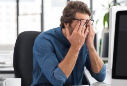 Troppo tempo davanti agli schermi? La scienza lo collega alla disfunzione erettile