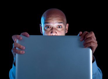 Sextortion, come funziona la trappola digitale che colpisce soprattutto gli uomini