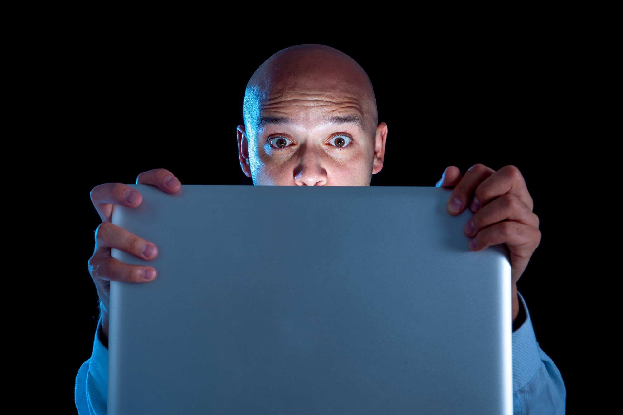 Sextortion, come funziona la trappola digitale che colpisce soprattutto gli uomini