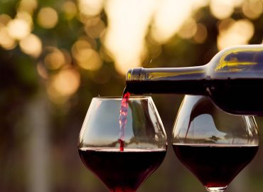 Un bicchiere al giorno? La scienza svela la verità sul consumo di alcol