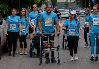 Paraplegico torna a camminare, primo caso al mondo: il successo del San Raffaele e i dati sulla disabilità in Italia