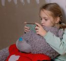 Schermi e salute mentale: c’è un legame con istinto suicida nei bambini