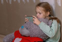 Schermi e salute mentale: c’è un legame con istinto suicida nei bambini
