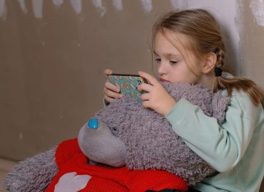 Schermi e salute mentale: c’è un legame con istinto suicida nei bambini