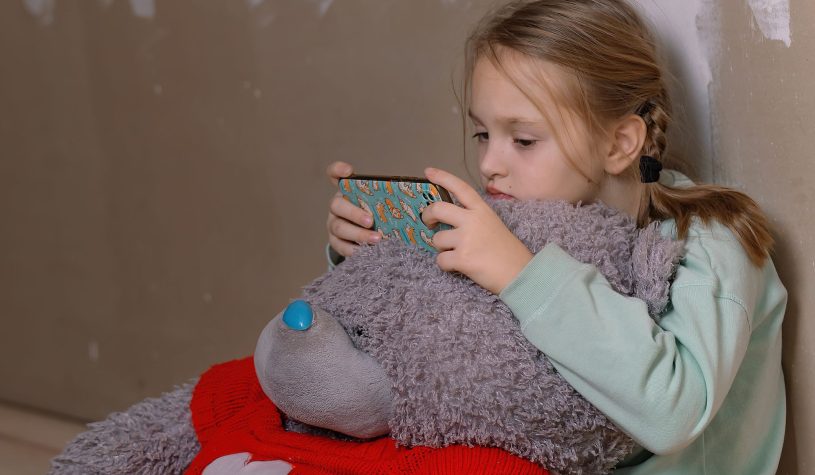 Schermi e salute mentale: c’è un legame con istinto suicida nei bambini