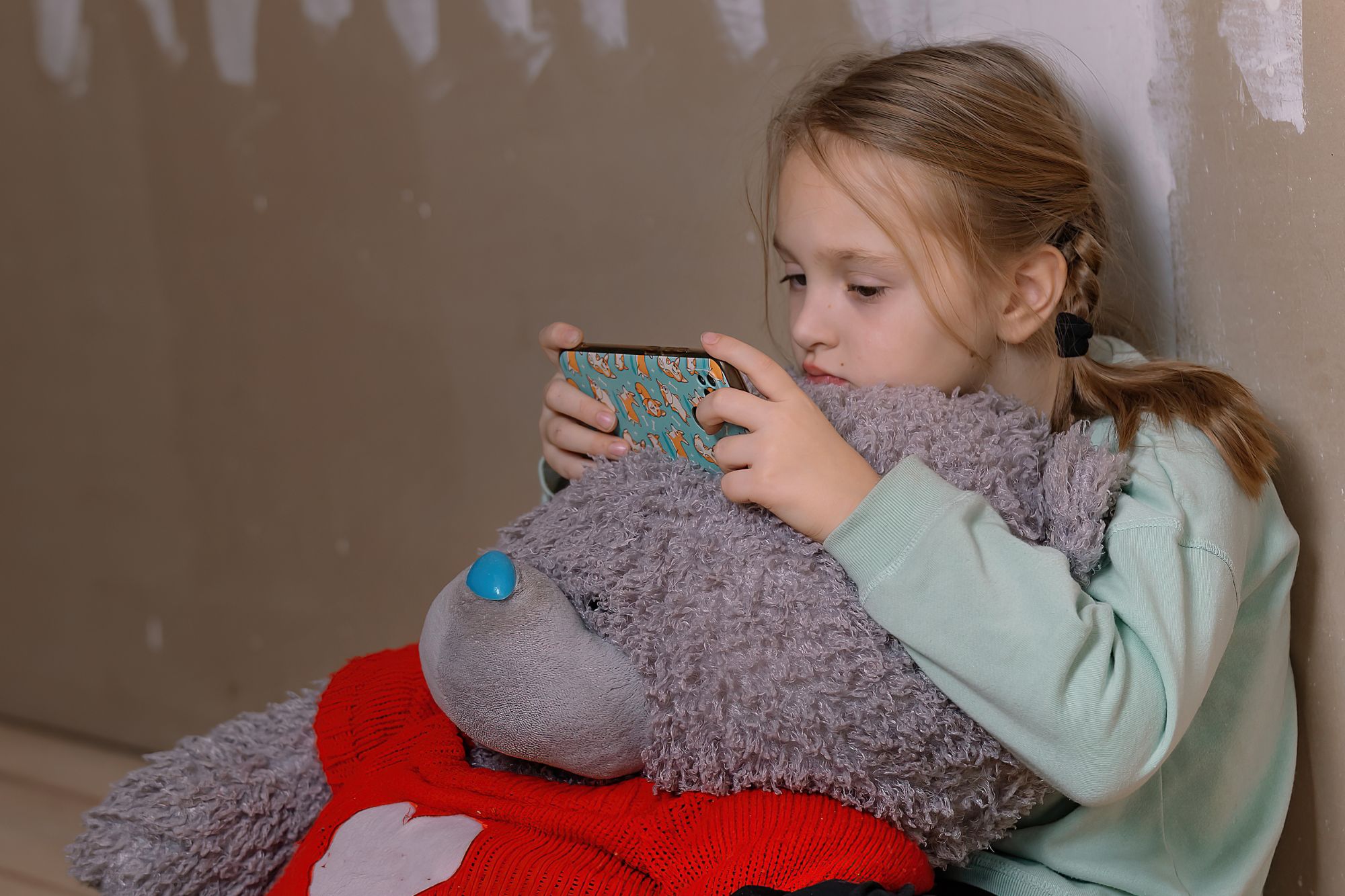 Schermi e salute mentale: c’è un legame con istinto suicida nei bambini
