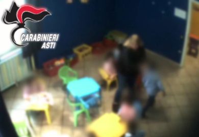 “Zulù” e cibo preso dalla spazzatura: bambini maltrattati in un asilo di Asti