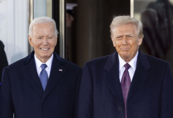 “Biden è morto, quello attuale è un clone”: Trump rilancia la teoria del complotto