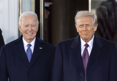 “Biden è morto, quello attuale è un clone”: Trump rilancia la teoria del complotto