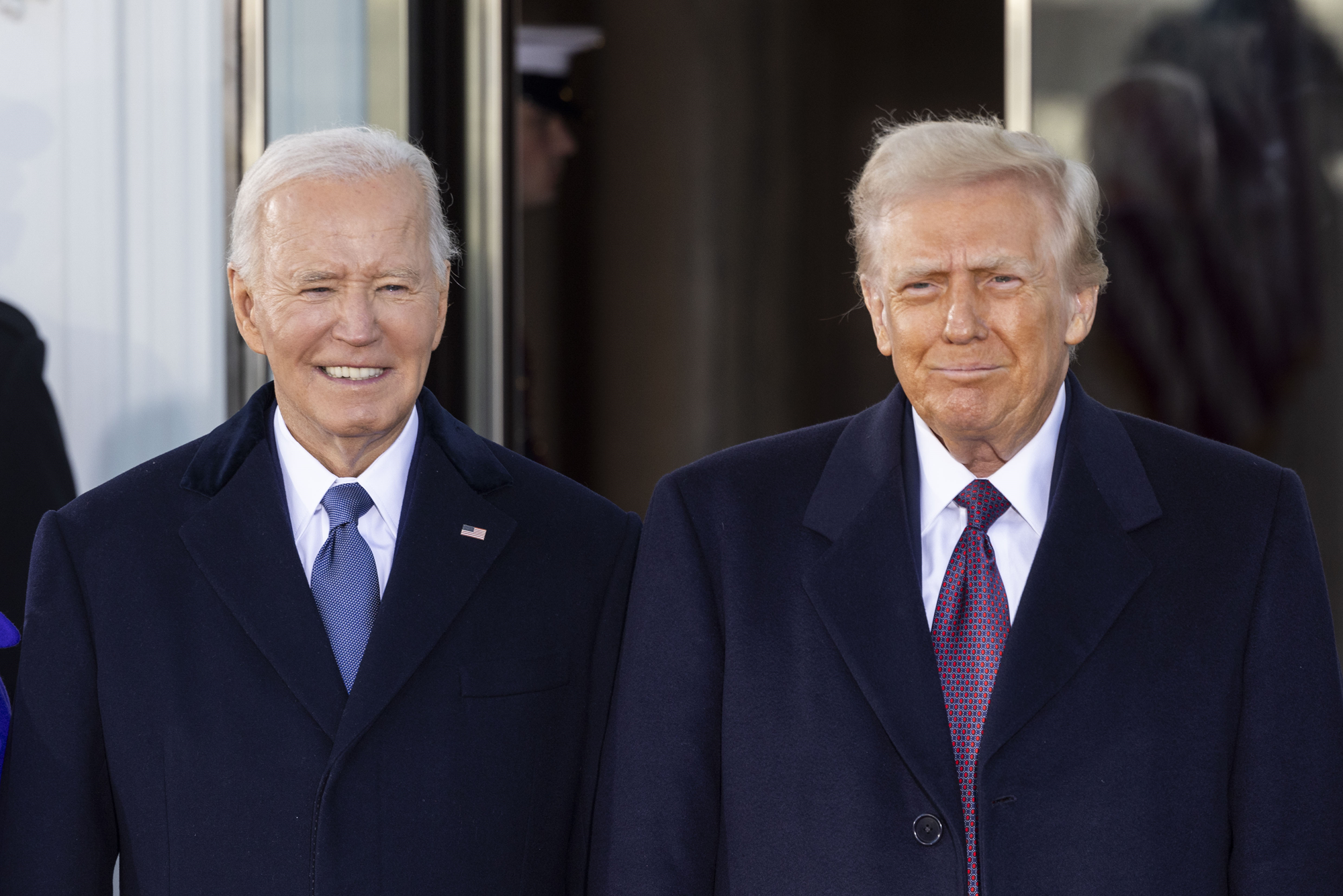 “Biden è morto, quello attuale è un clone”: Trump rilancia la teoria del complotto