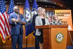 Stati Uniti, il deputato Jim Clyburn prende in braccio il figlio della collega per lasciarla parlare