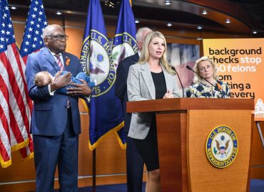 Stati Uniti, il deputato Jim Clyburn prende in braccio il figlio della collega per lasciarla parlare