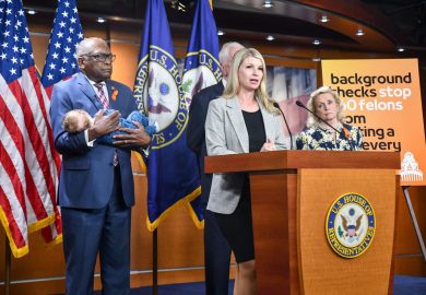 Stati Uniti, il deputato Jim Clyburn prende in braccio il figlio della collega per lasciarla parlare