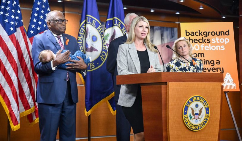 Stati Uniti, il deputato Jim Clyburn prende in braccio il figlio della collega per lasciarla parlare