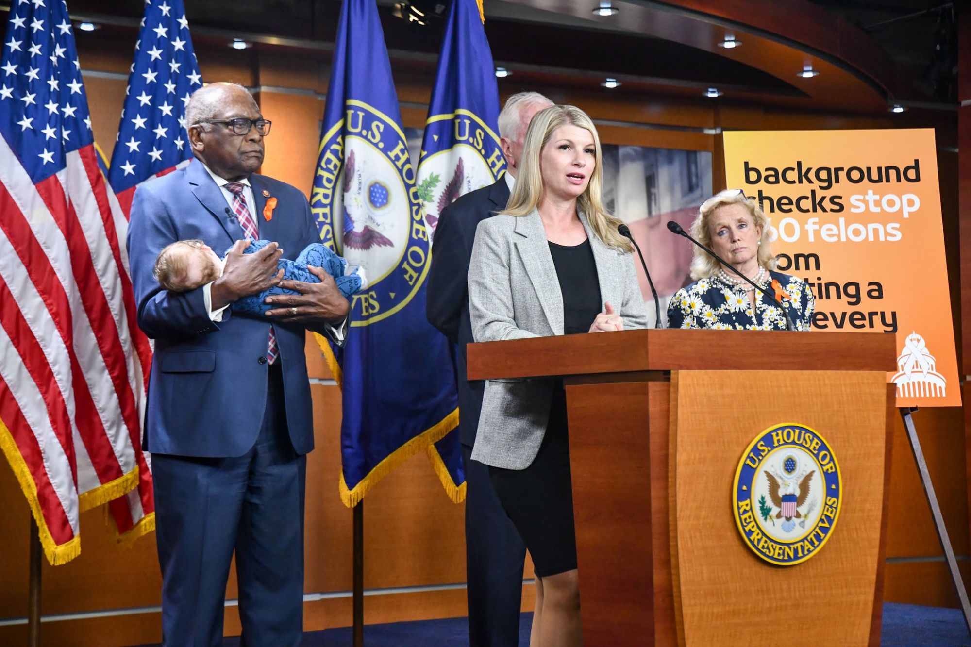 Stati Uniti, il deputato Jim Clyburn prende in braccio il figlio della collega per lasciarla parlare