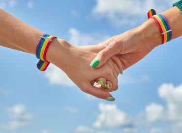 Figlio di due madri, la Cassazione riconosce l’adozione nonostante il dissenso della madre biologica