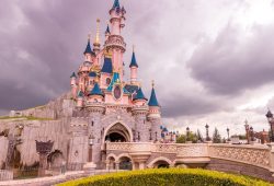 “Matrimonio” a Disneyland Paris finisce con un arresto: la sposa aveva 9 anni