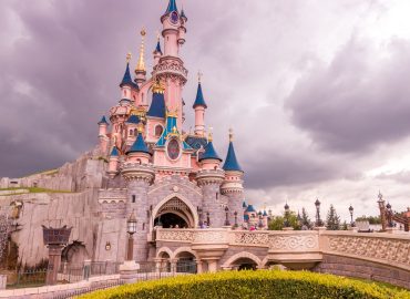 “Matrimonio” a Disneyland Paris finisce con un arresto: la sposa aveva 9 anni