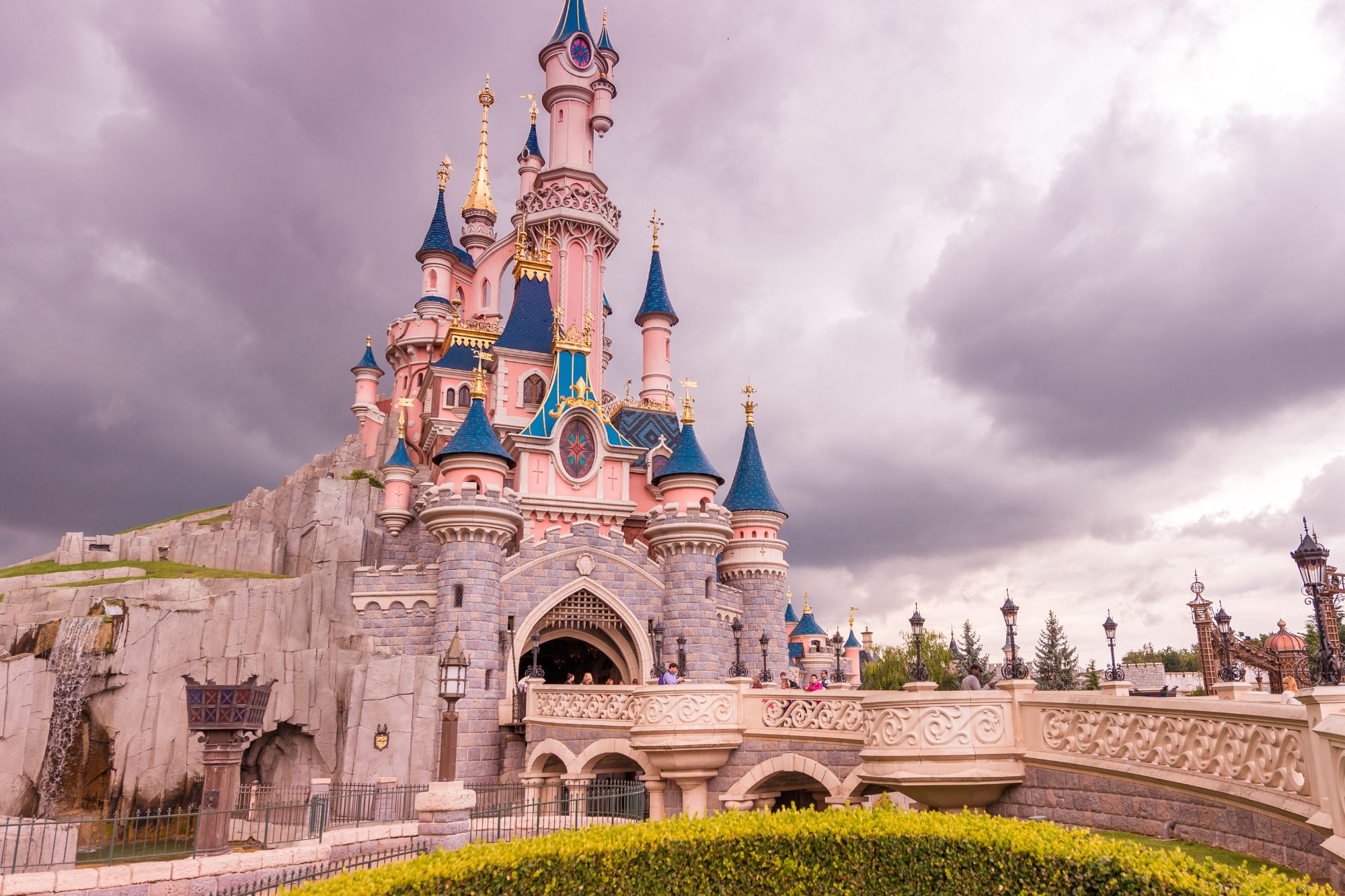 “Matrimonio” a Disneyland Paris finisce con un arresto: la sposa aveva 9 anni