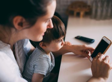 Pubblicare foto di minori può essere reato (anche se il minore è tuo figlio)
