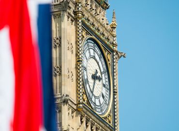 “Stuprate per decenni dalla comunità pakistana”: ok all’inchiesta sulle Grooming gang del Regno Unito