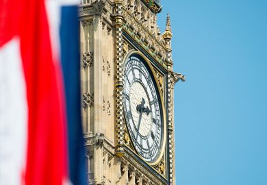 “Stuprate per decenni dalla comunità pakistana”: ok all’inchiesta sulle Grooming gang del Regno Unito