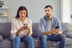 Fino a 10 anni di carcere per chi spia i messaggi WhatsApp: la svolta della Cassazione